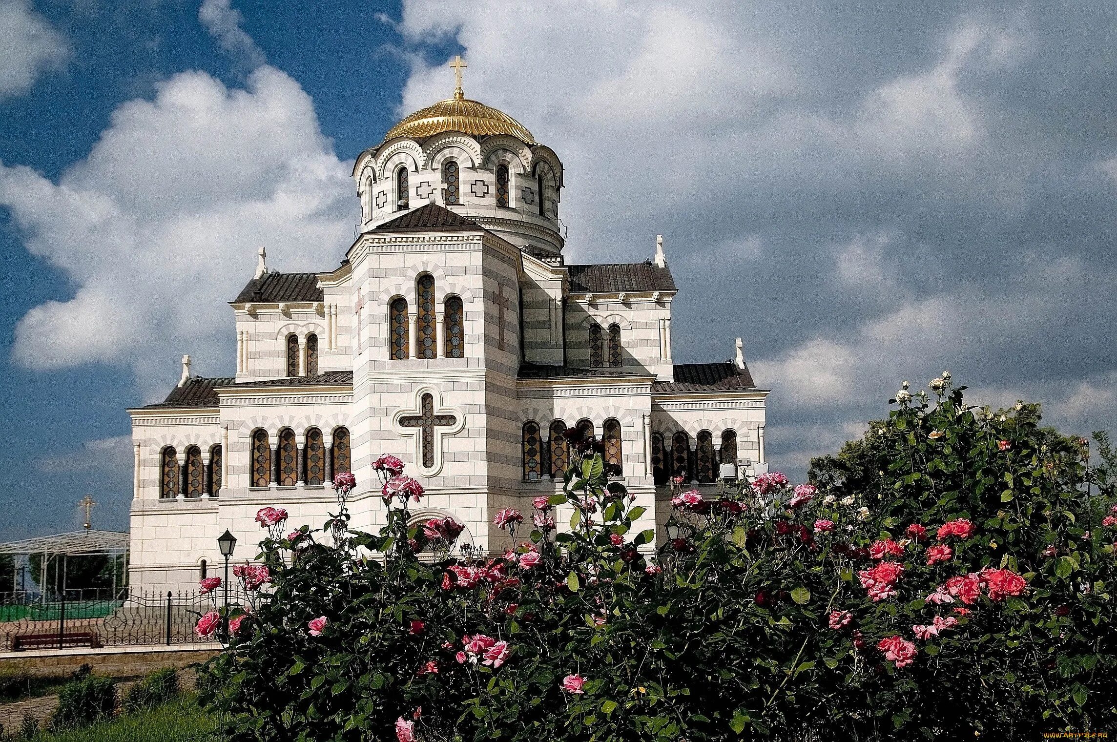 Святыни крыма. Монастыри крыма. монастыри и церкви крыма. храмы крыма шлемовидные купола крыма. тополевский монастырь.