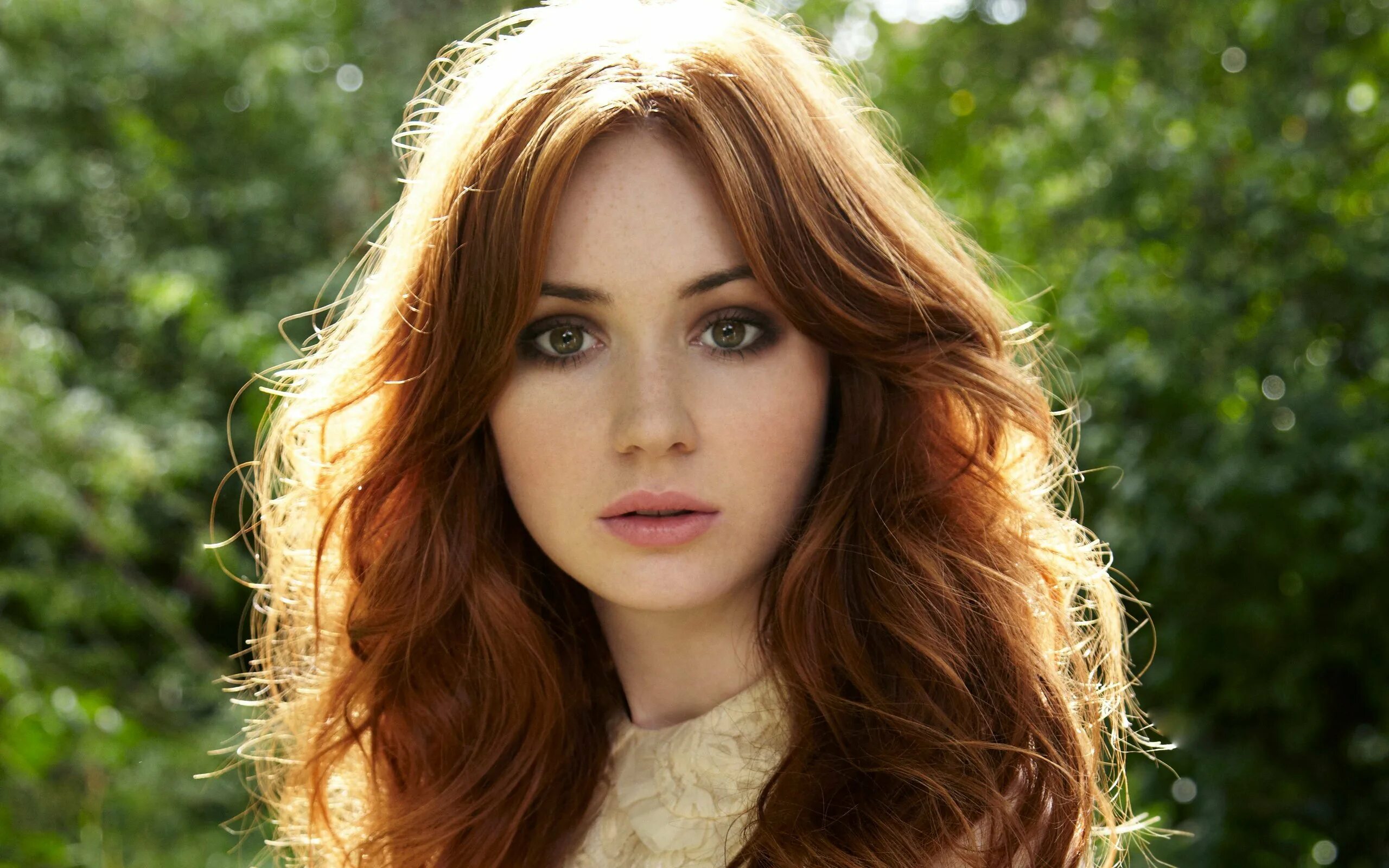 Красивая девушка с зелеными глазами. Актриса Karen Gillan.