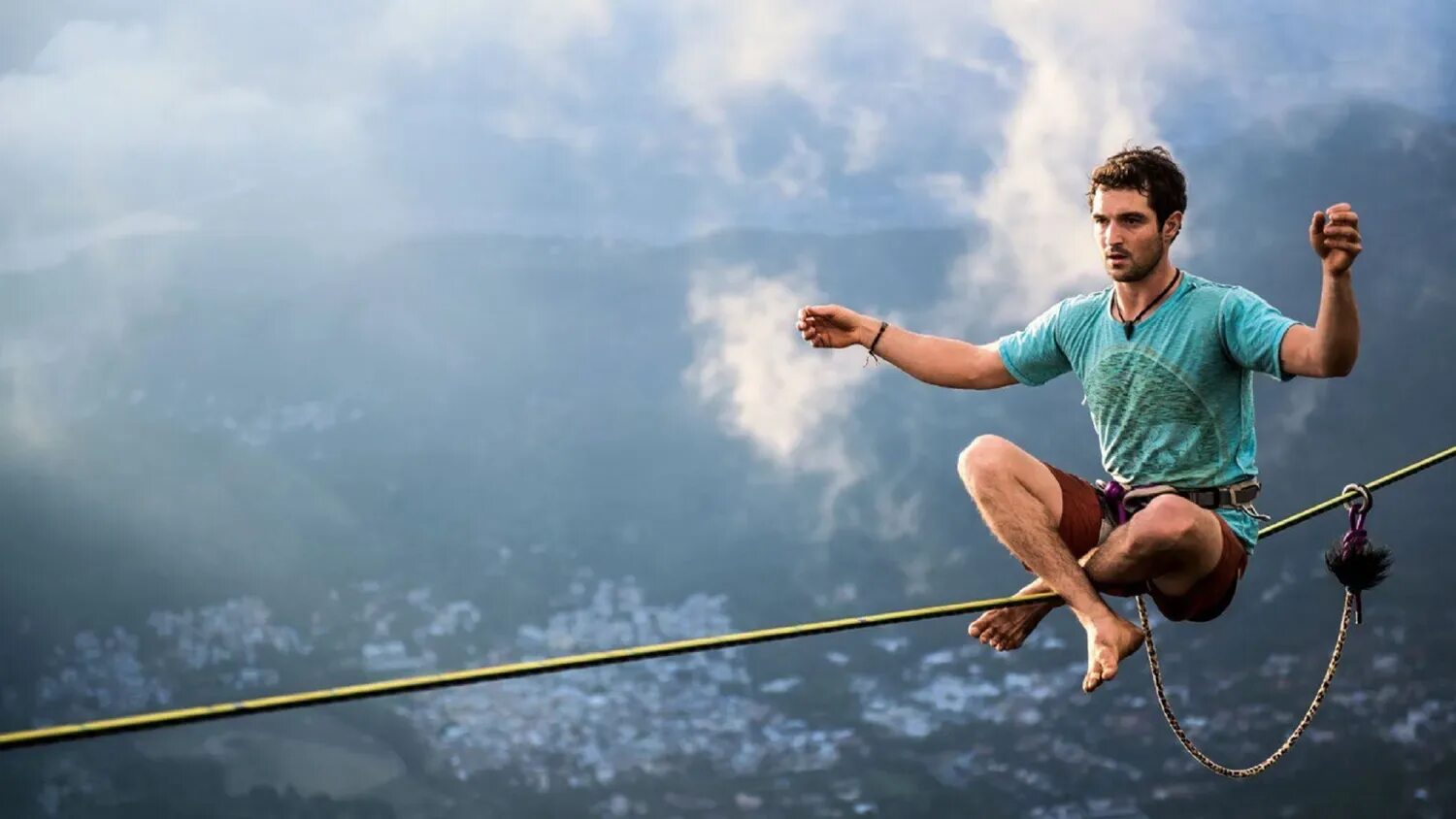 Сильное желание что делать. Слэклайн над Рио-де-Жанейро. Человек на канате. Экстремальные виды спорта. Рисковать жизнью.