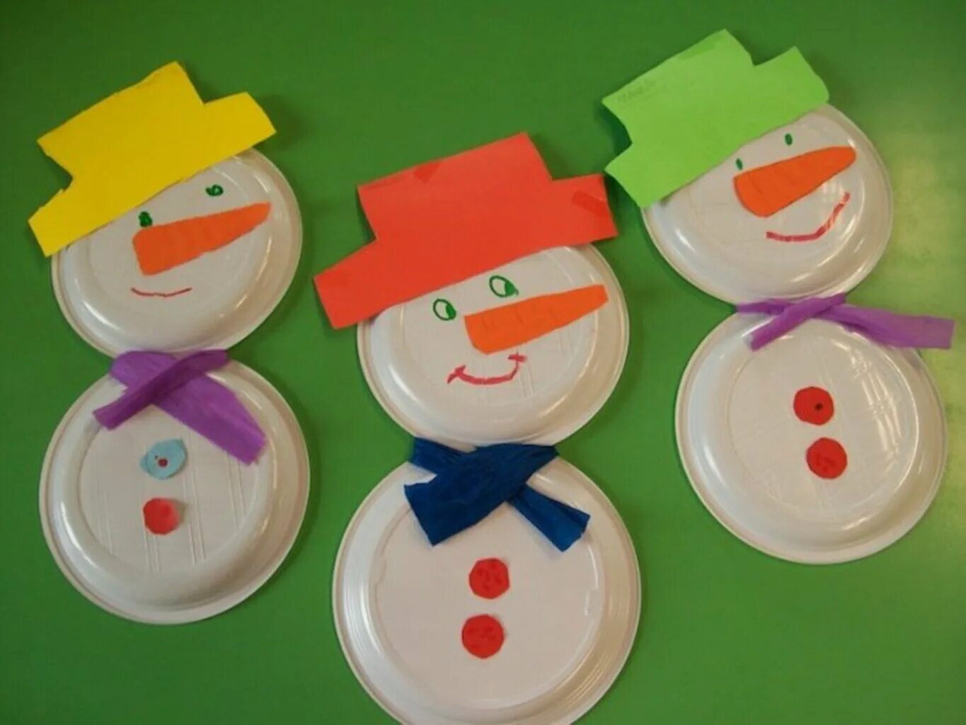 Мастер класс для детей младшая группа. Поделки в детский сад. Снеговик из тарелок одноразовых. Бросовый материал в детском саду. Поделки из брускового материала.