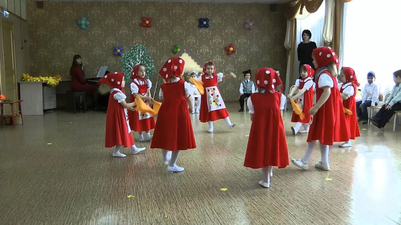 Танец матрёшек в детском саду. Народные танцы в детском саду. Русские пляски в ДОУ для детей. Национальные танцы для детей в детском саду.