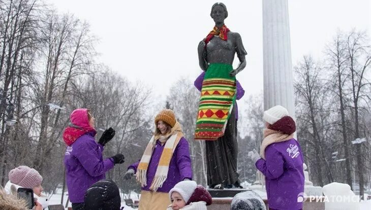 Евдокиев день в 2024. Памятник Татьяне Томск. Томск памятник студенчеству Томска. Томск статуя Татьяны. Памятник Татьяне на площади Новособорной.