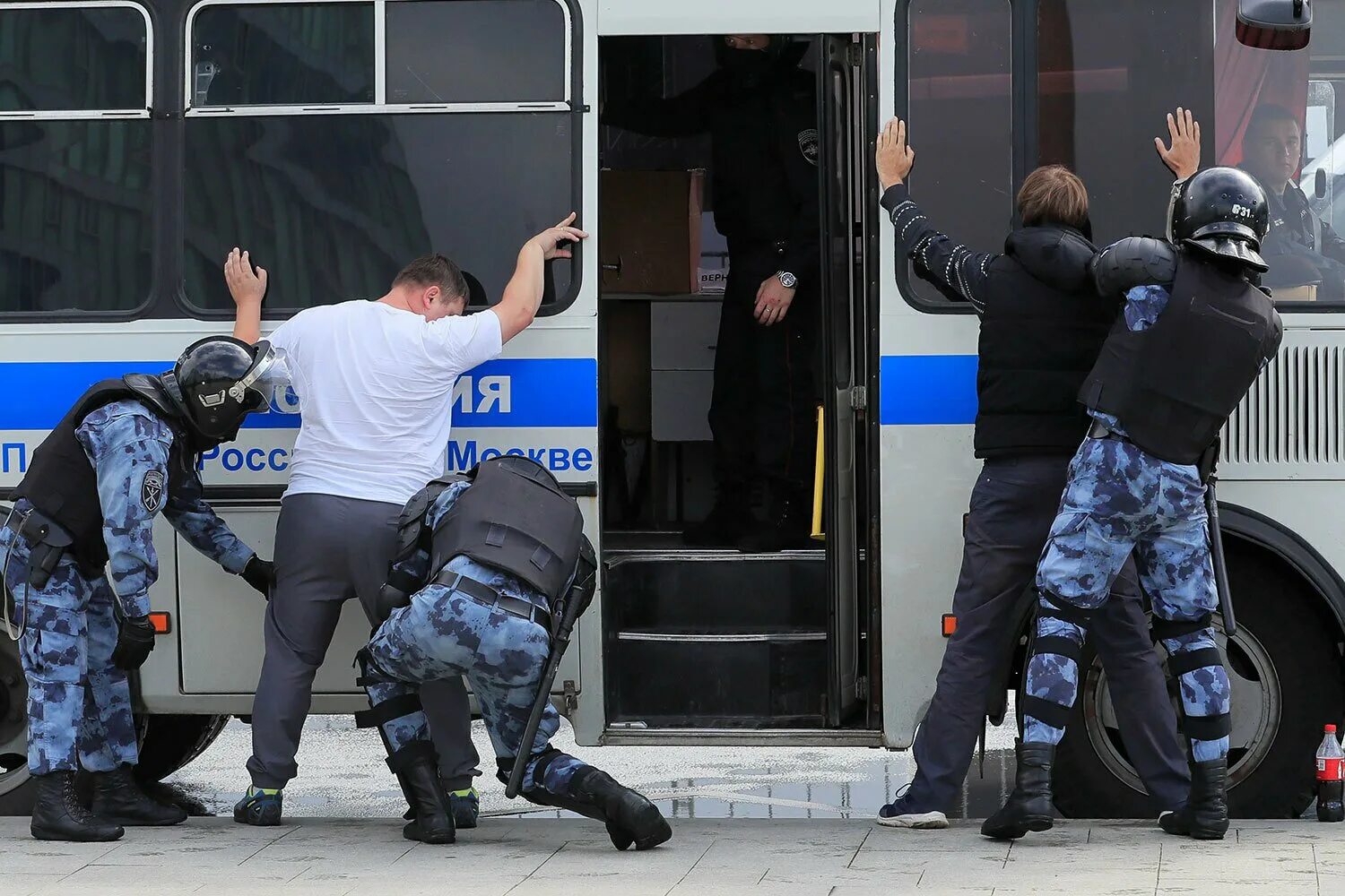 Полиция задержания протесты. Арест митингующих в Москве. Задержания в москве сегодня последние новости