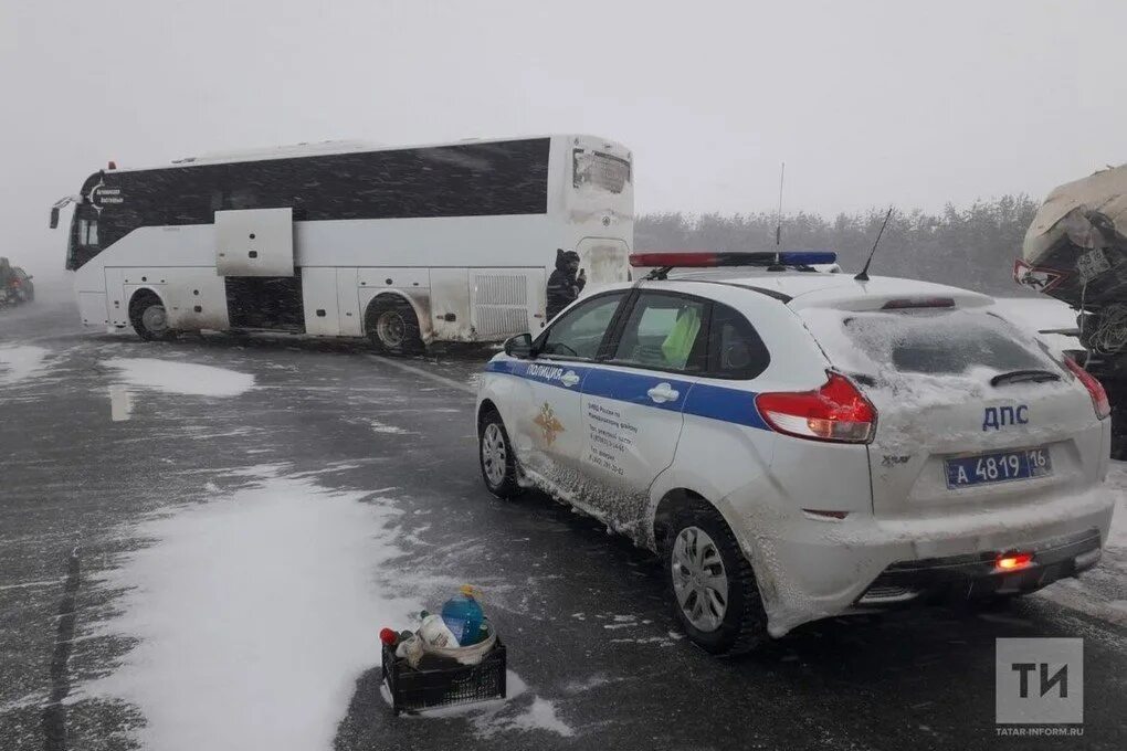 Обстановка в татарстане. ДТП С автобусом на трассе м7. Авария со снегоуборочной машиной. ДТП Казань со снегоуборочной машиной 2022.