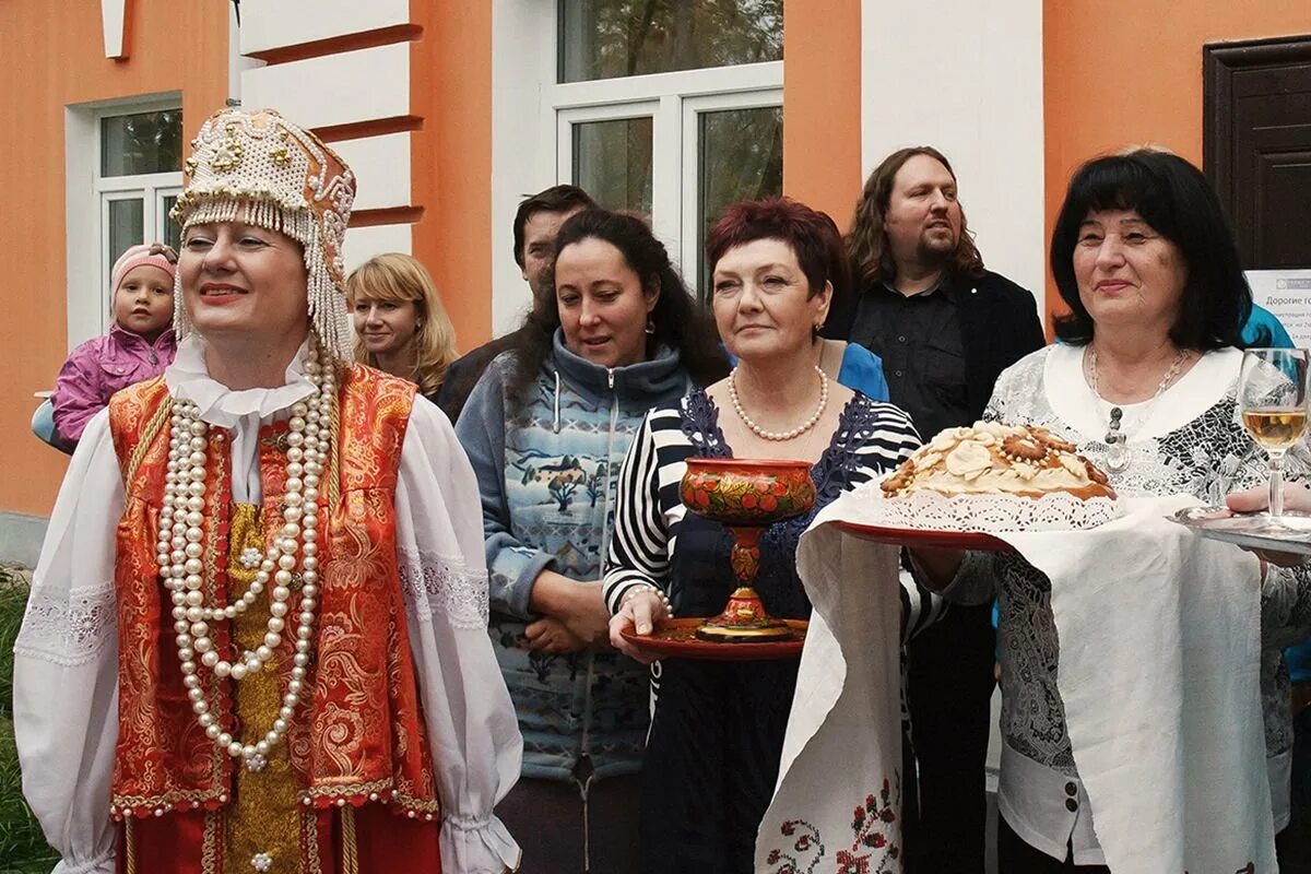 Встреча молодоженов с караваем на свадьбе. Встреча с караваем на свадьбе. встреча родителей с караваем на свадьбе. встреча молодых с караваем на свадьбе. встреча молодых с караваем и иконой.