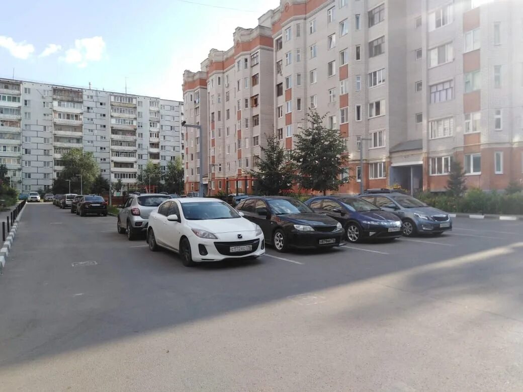 Гостевая парковка. Машина на парковке. Парковочное место. Парковка на участке. Стоянка машин.