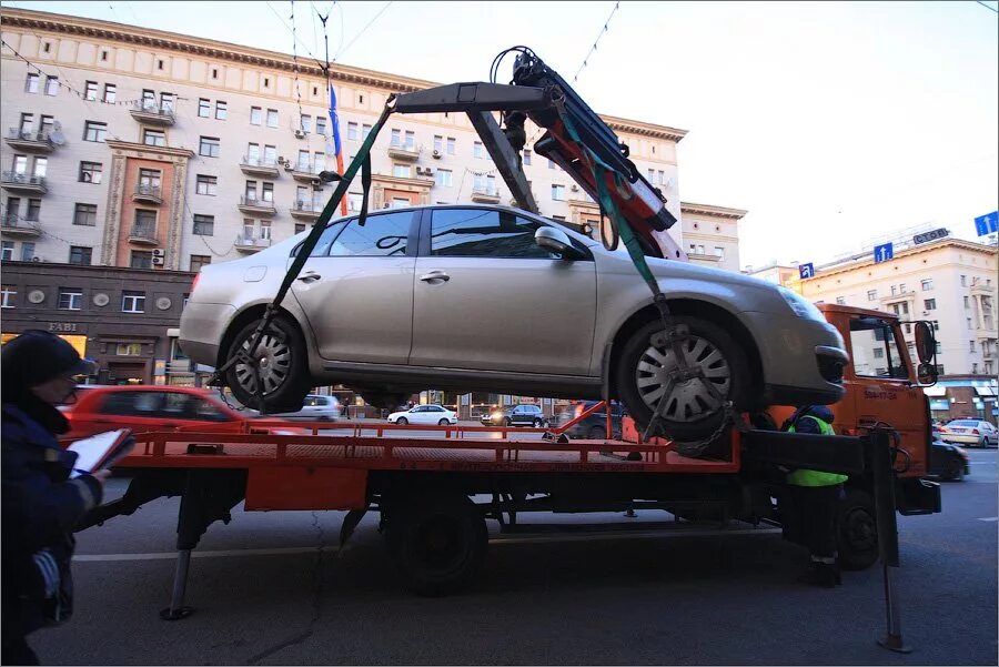Штрафстоянка нижневартовск. Эвакуируют авто. Табличка эвакуатор. Эвакуируют машину. Эвакуация автомобиля.