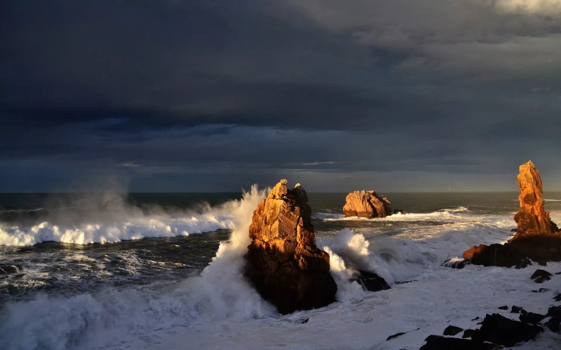 Волны разбиваются о берег. Море скалы шторм Крым. Карское море шторм. Генисаретское озеро шторм. Море волны скалы шторм.