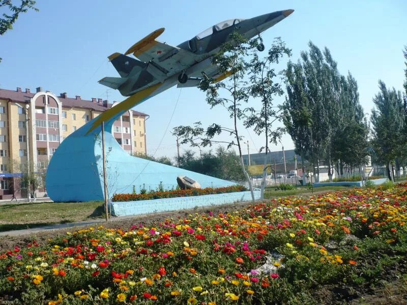 Поселок октябрьский барнаул. Поселок Новосиликатный в Барнауле. Самолет Новосиликатный Барнаул. Барнаул посёлок Новосиликатный самолёт. Памятник самолет Барнаул Индустриальный район.