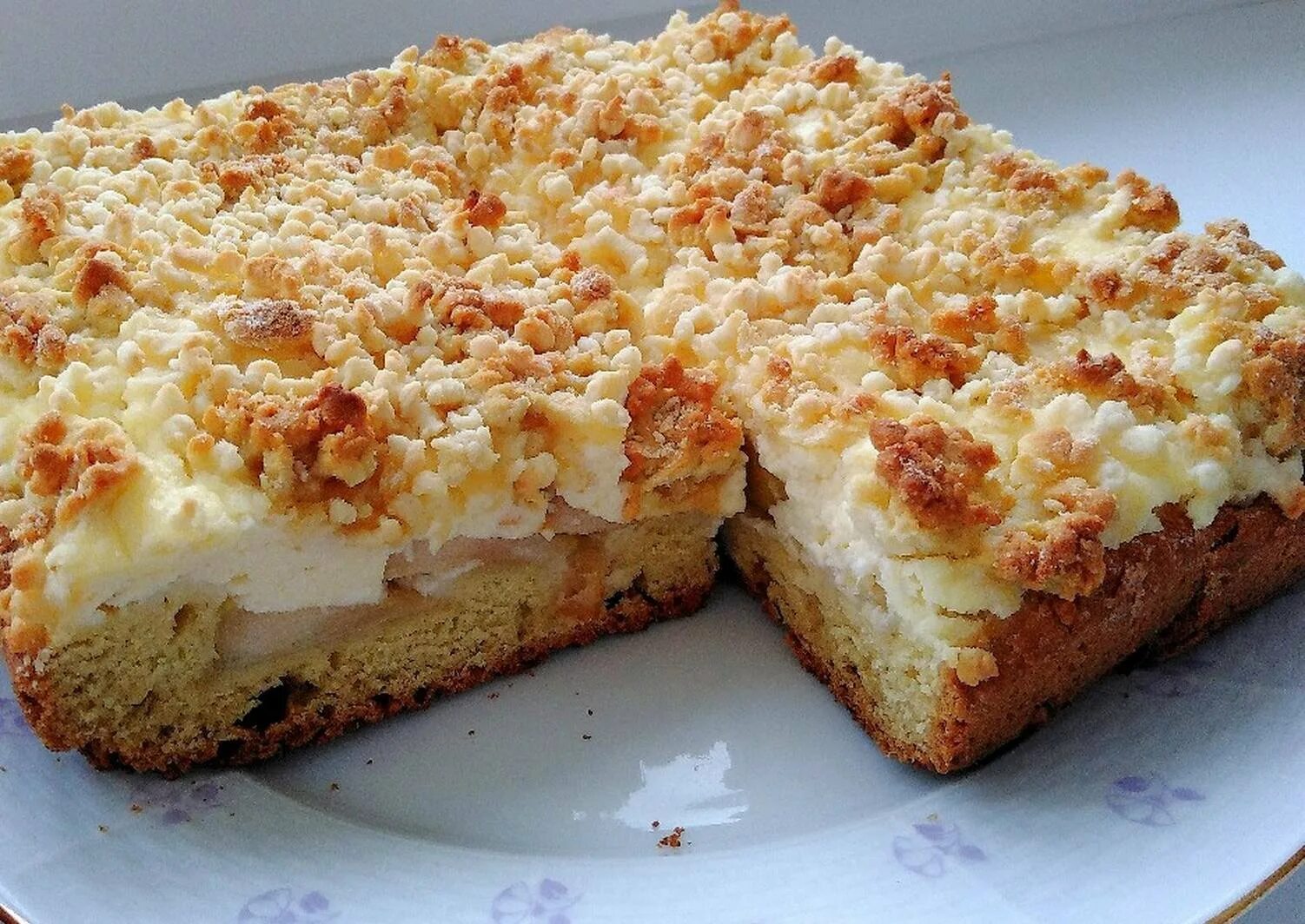 Закрытые пироги с творогом. Песочный пирог творожник. пирог с творогом и яблоками. выпечка с творогом и яблоками. яблочный пирог с творогом.