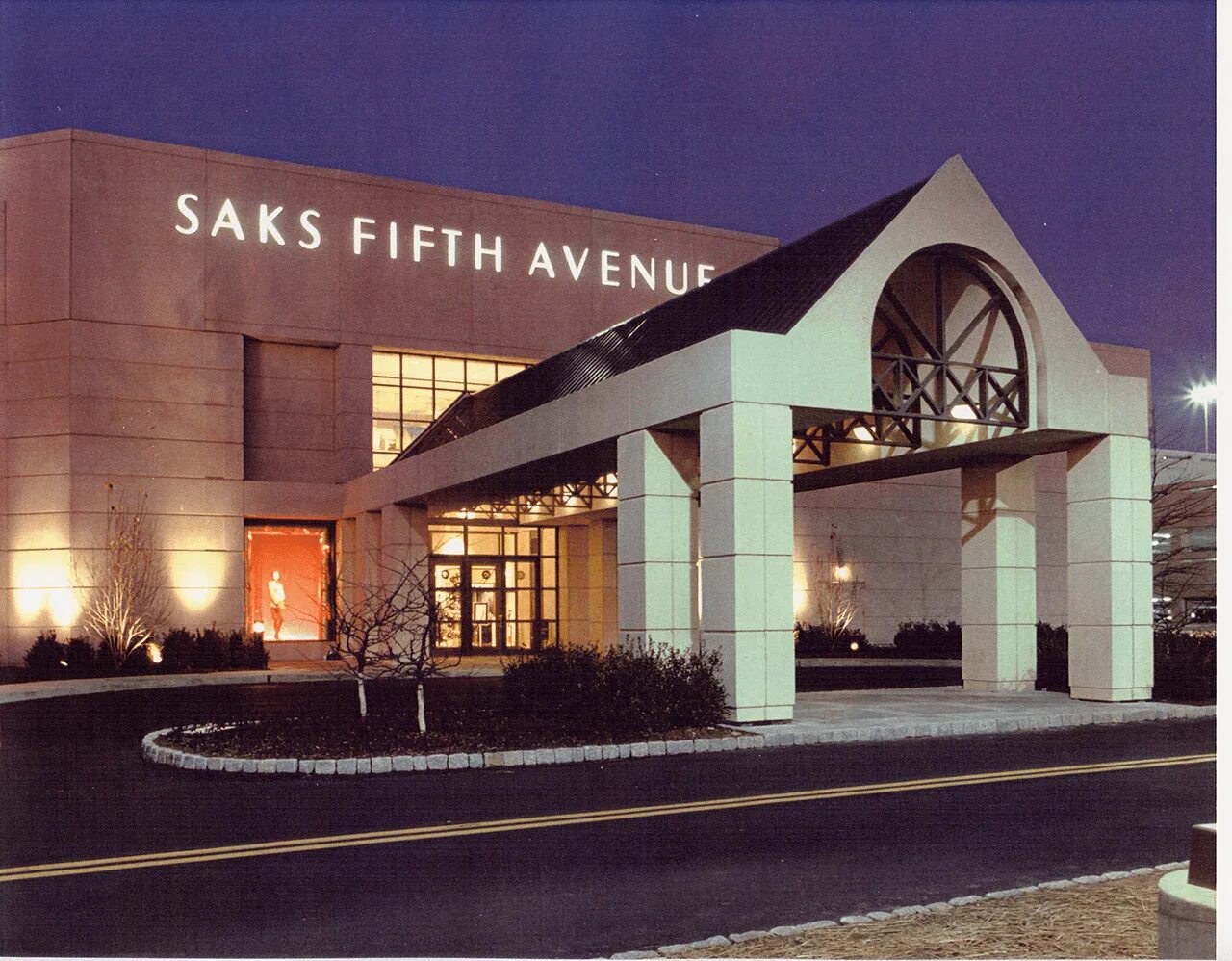 Saks fifth. Saks Fifth Avenue Алматы. Saks 5 Авеню. Saks Fifth Avenu 1948. Saks Fifth Avenue Candles.