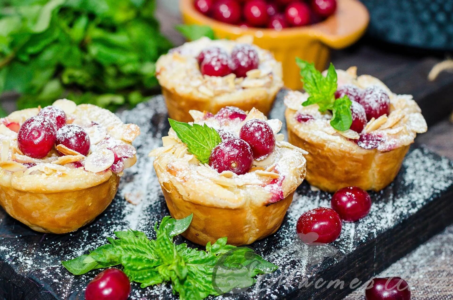 профитроли с лососем и сливочным сыром. яблочный пирог из песочного теста. французские волованы. сахарные трубочки с кремом. яблочный пирог с заварным кремом.