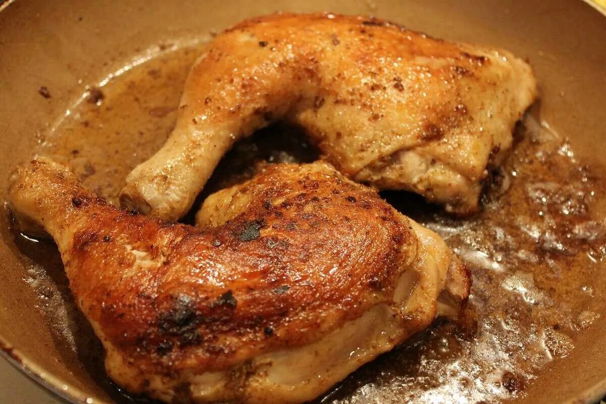 Жареные окорочка на сковороде. Куриные ножки гриль. Жарка куриных окорочков. Окорочок куриный жареный. Жарка куриных окорочков.