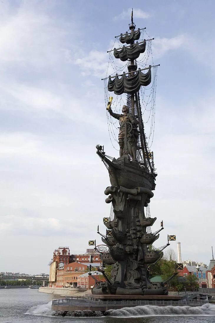 Памятники петру 1 в мире. Скульптура Петра 1 Церетели в Москве. Памятник Петру Зураба церите.
