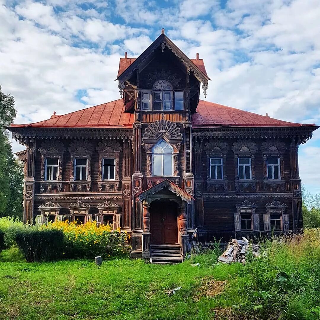 Бывшая усадьба в деревне. Терем в деревне Погорелово Костромская область. Терем Ивана Поляшова в деревне Погорелово. Терем. Костромская область, дер. Погорелово.. Дом Терем в Погорелово Костромской области.