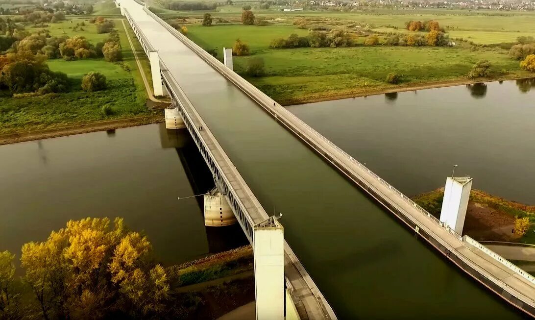 Водный мост в Магдебурге. Магдебургский Водный мост в Германии. Река над рекой Магдебургский Водный мост. Мост акведук в Германии.