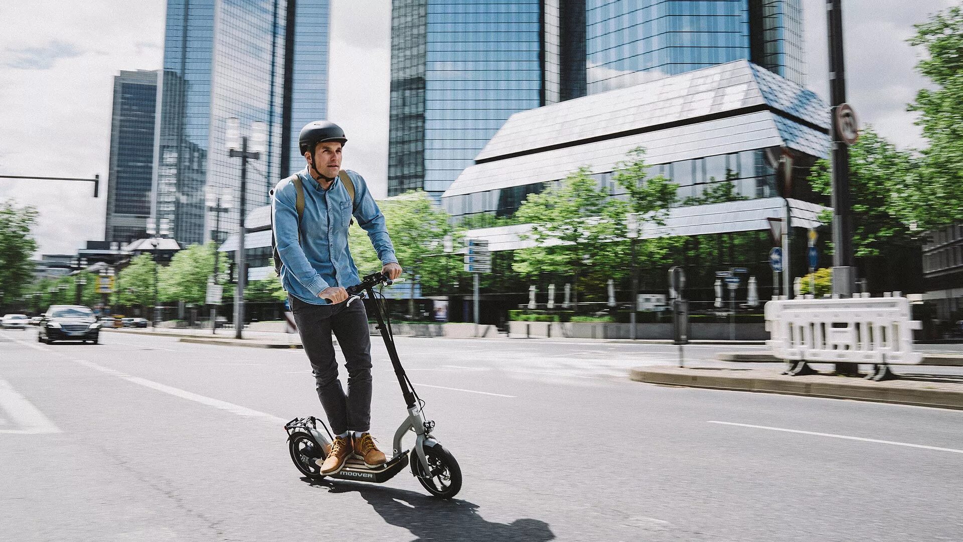 Электросамокат с какого возраста можно. Электросамокат осенью. Electric Scooter. Электросамокаты landing. Лето на самокате.