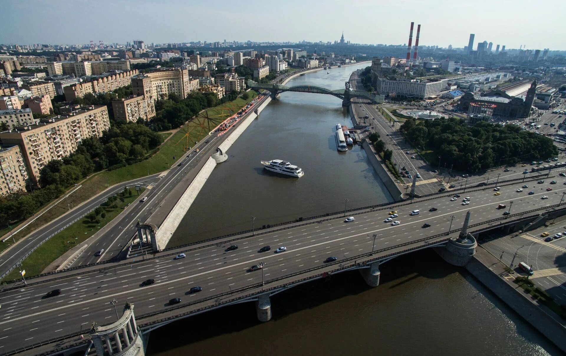 Московский ля. Бородинский мост в Москве. Бородинского моста через Москву-реку.. Бородинский мост в Москве пешеходный. Вид с Бородинского моста на Москва.