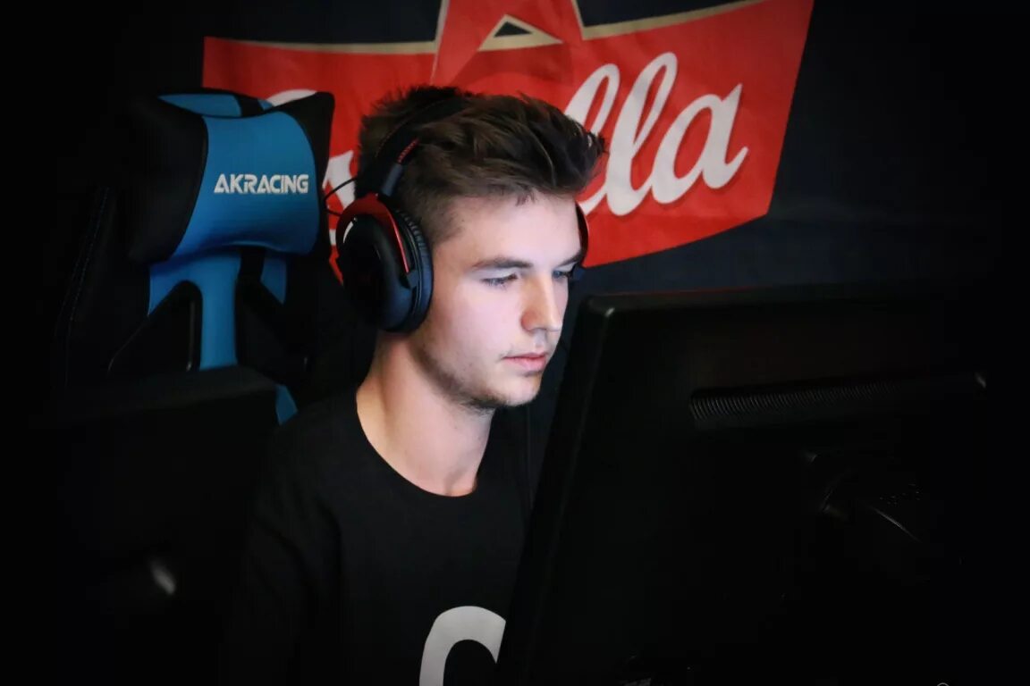 Dev 0001. Dev1ce cs go. девайс киберспортсмен кс. девайс кс го игрок. dev1ce astralis.