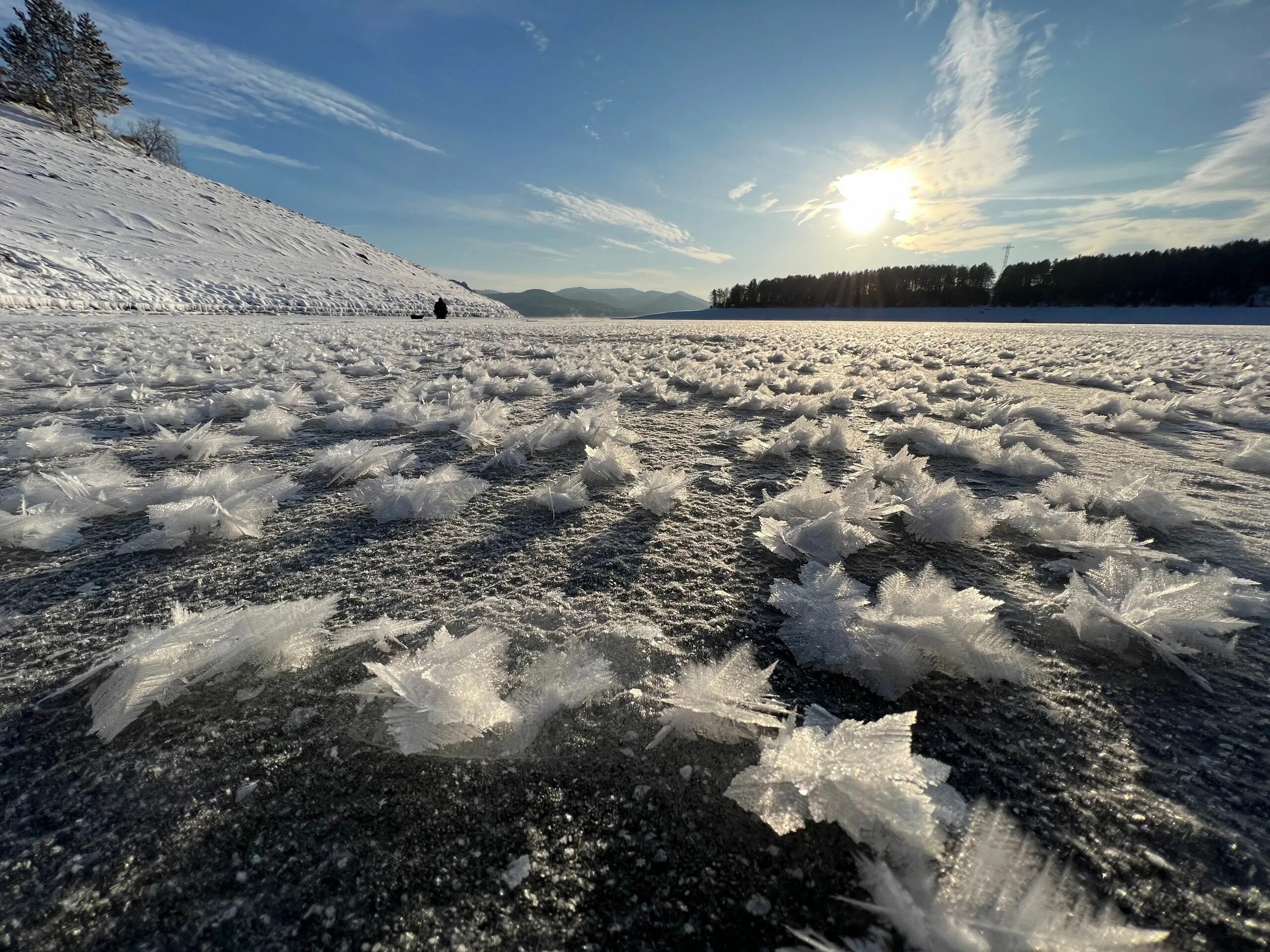 Красноярское водохранилище. Ледяные цветы. Красноярское водохранилище зимой лед. Красноярское водохранилище ледяные цветы.