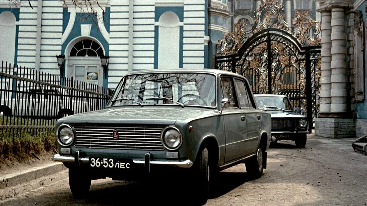 ВАЗ 2101 на конвейере. Первый ВАЗ 2101. Старые машины СССР. Легендарный машины ВАЗ. Первые автомобили ваз