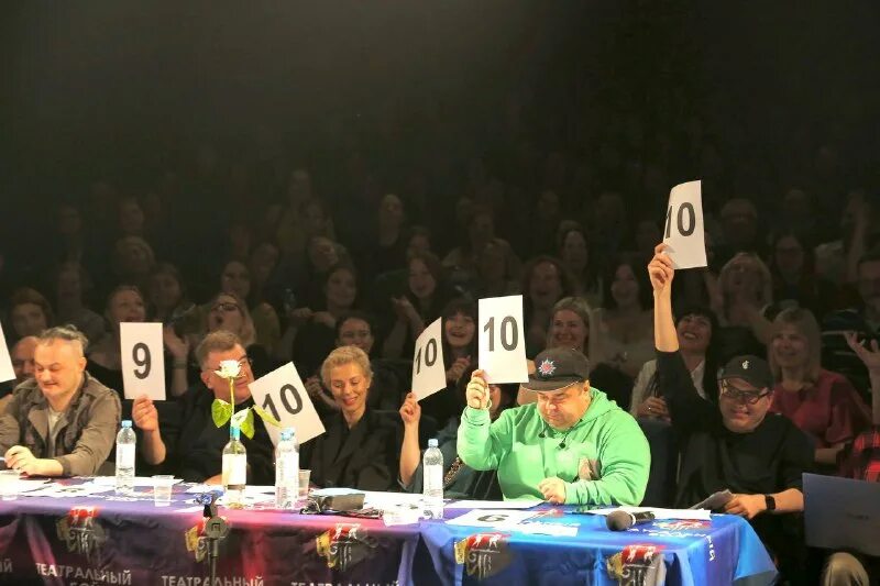 режиссер театра кот. драка в театре. театр выступление. битва режиссеров. андрей викторович монастырский украина.