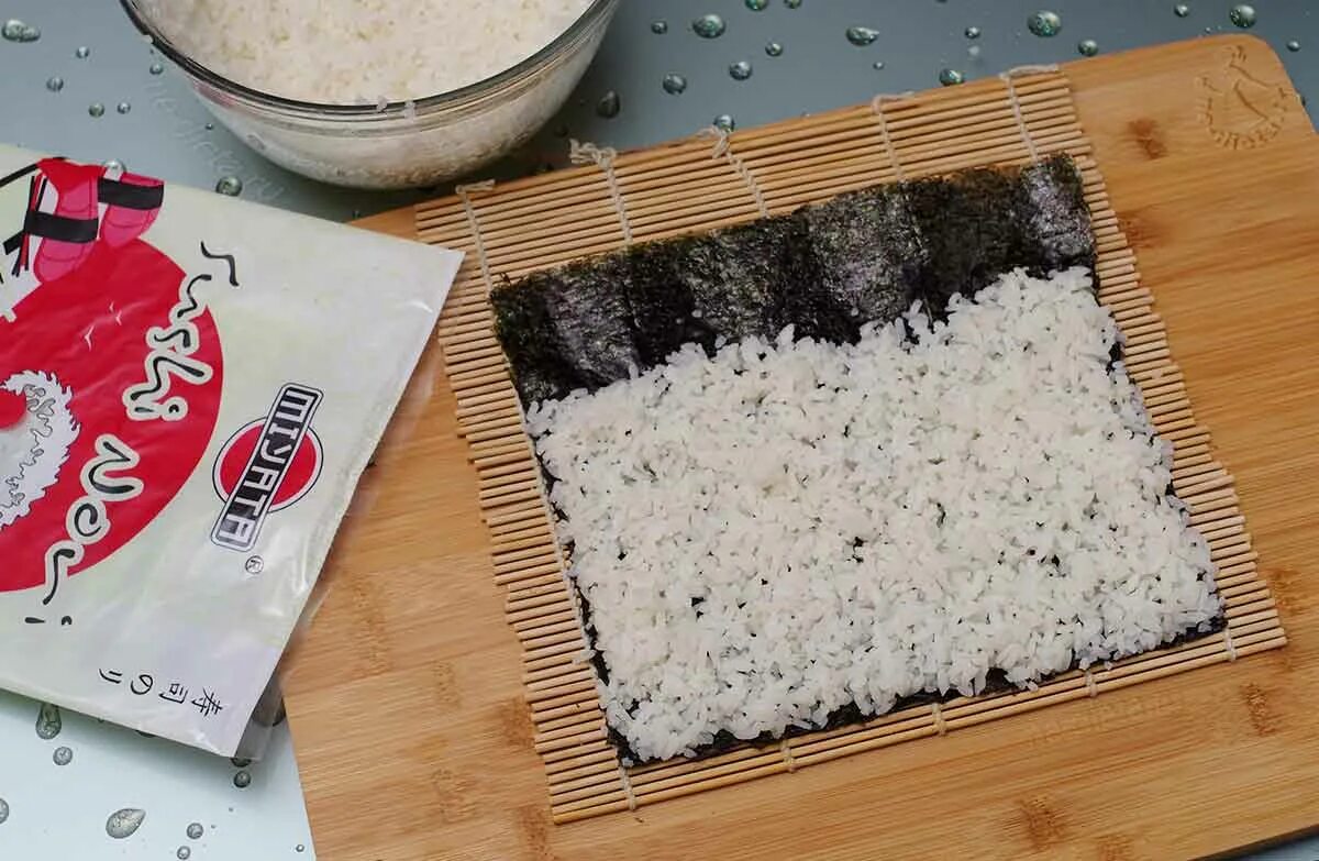 Что можно положить в рис. Суши нори и рис. Лист нори и рис для суш. Рис с нори. Рис для роллов.