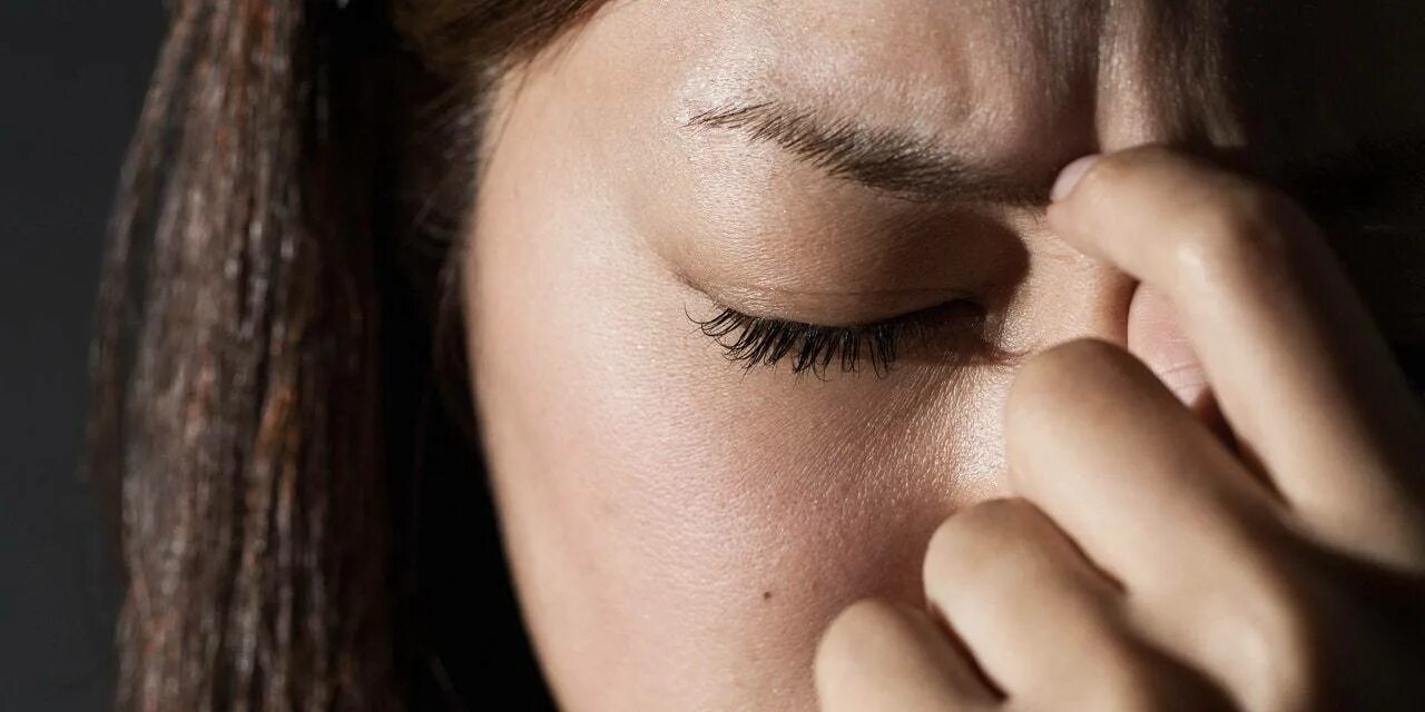 Как избавиться от нервного тика глаза. Как избавиться от нервного тика глаза. Нервный тик. Как избавиться от нервного тика глаза. Трет глаза.