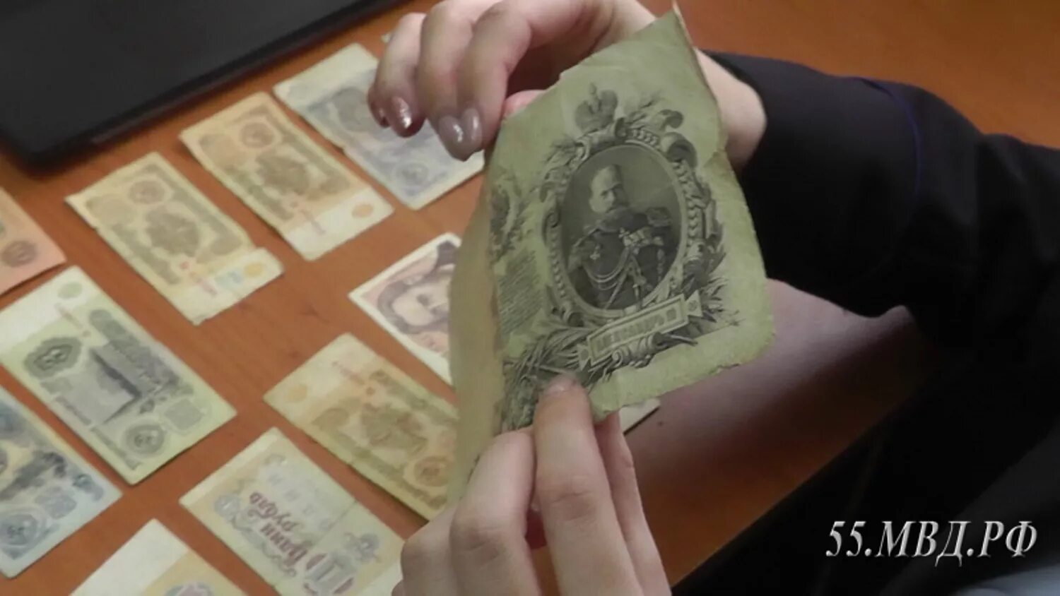 Купюры 1995 года россия. Бумажные деньги игрушечные. Какие деньги в омске. Игрушечные деньги. Банкнота 300 рублей.