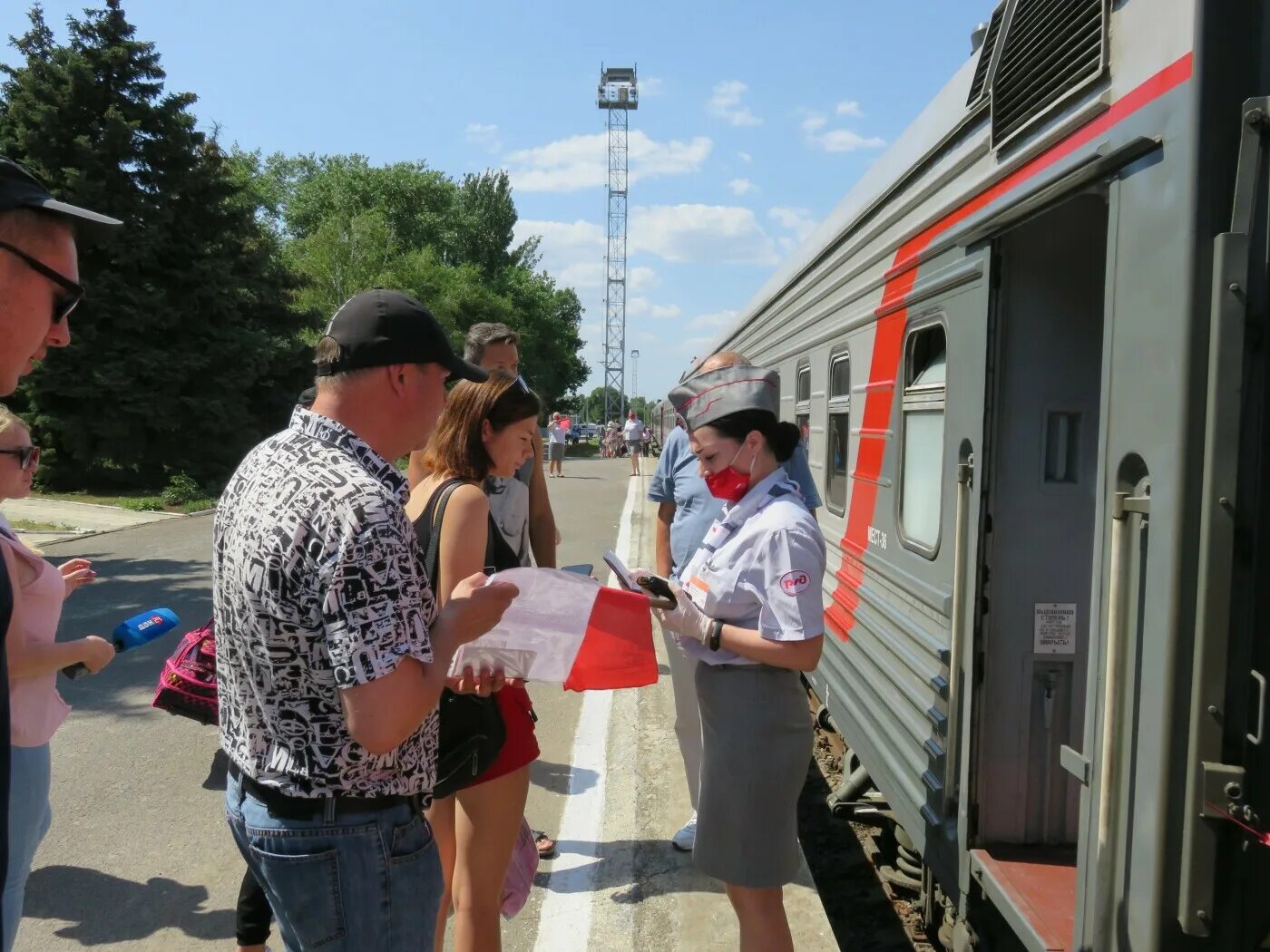 Можно ли приехать на поезде. Поезд дальнего следования. Поезд дальнего следования фото. Поезд прибывает на станцию. Прибывать на вокзале.