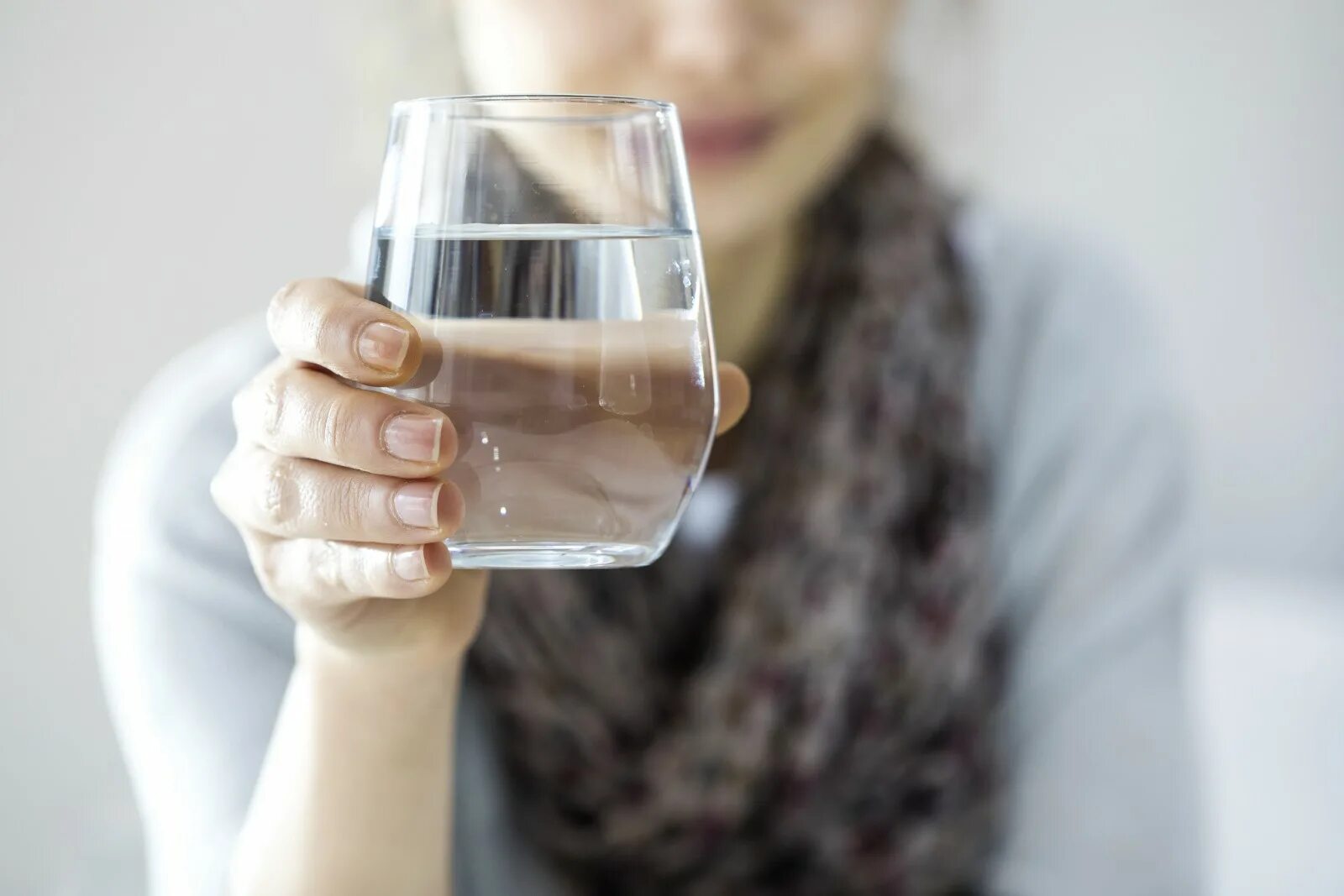 Зачем пьют стакан воды