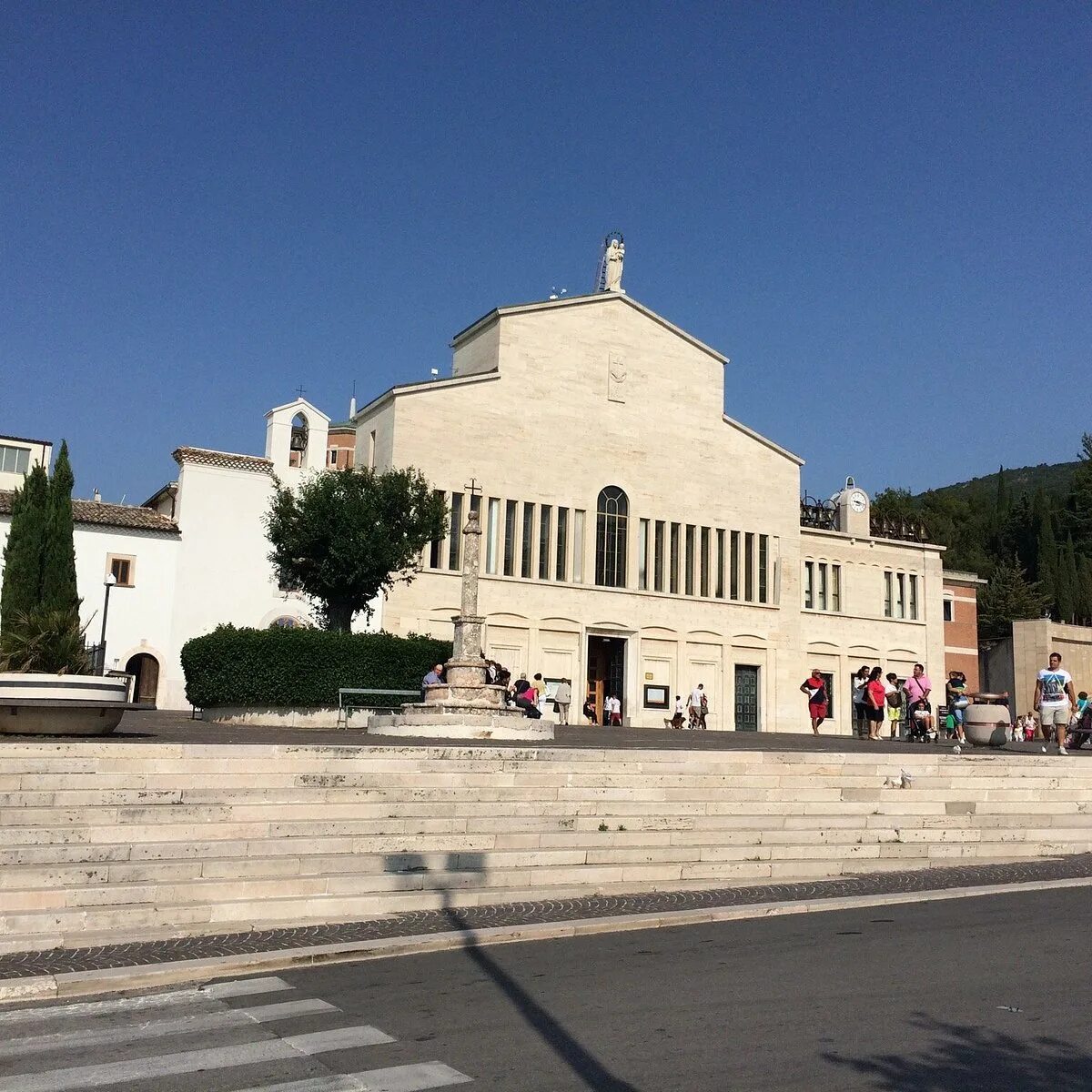 San giovanni. Сан Джованни Ротондо Италия. Паломническая Церковь Падре Пио в Сан-Джованни-Ротондо, Италия. Паломническая Церковь Падре Пио в Сан-Джованни-Ротондо, Италия внутри.