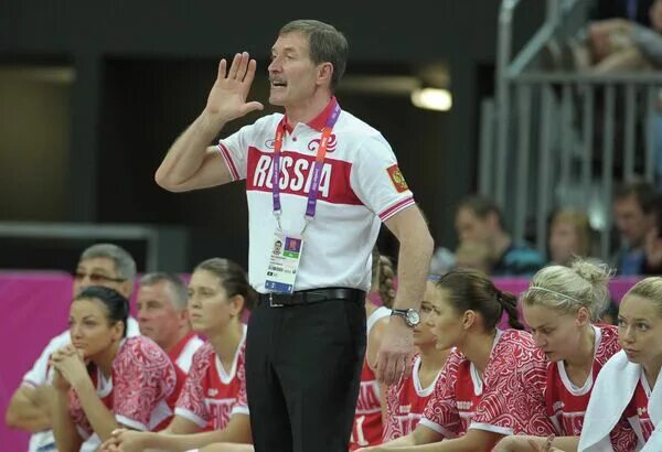 Тренер женской сборной России по баскетболу.