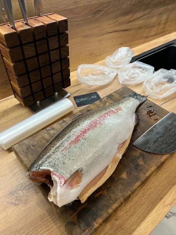 Можно ли замороженную форель солить после разморозки. Форель соленая в домашних. Перемороженная красная рыба. Заморозка рыбы в морозилке. Охлажденная рыба.