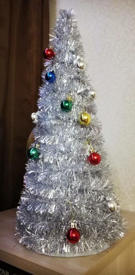 Гирлянда елка на окно. Как из мишуры сделать елку на окне. Как из мишуры сделать елку на окне. Елка из мишуры на стенку. Как из мишуры сделать елку на окне.