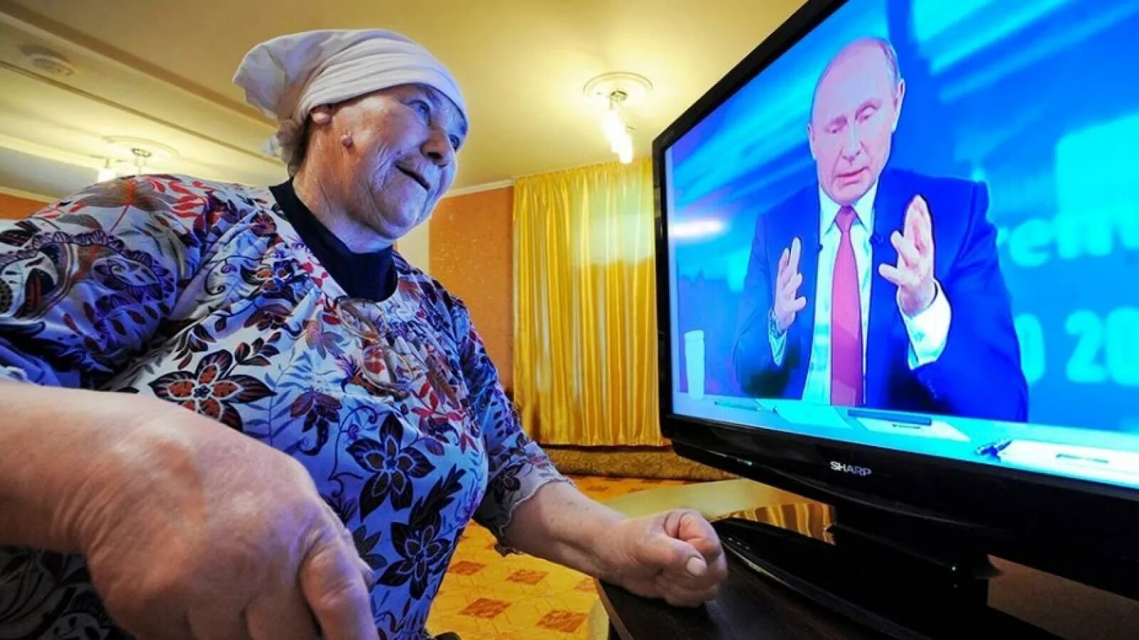 Старушка у телевизора. Бабушка за телевизором.