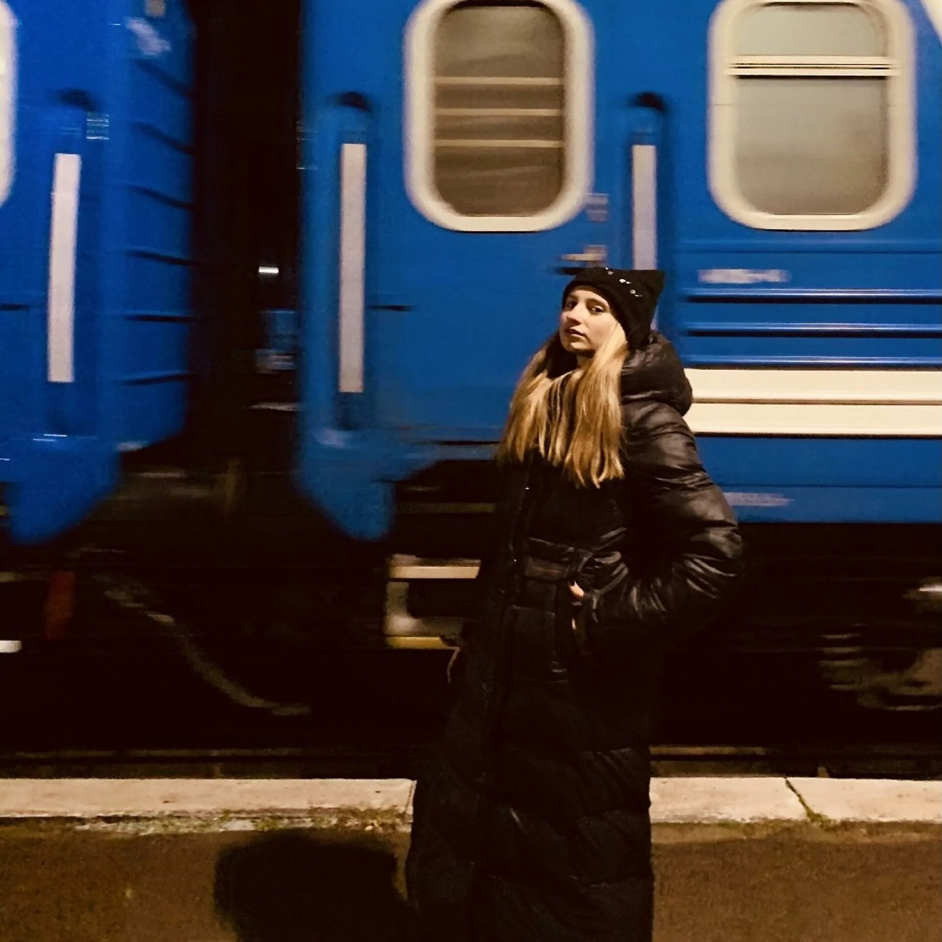 Иногда люди которые за тысячи километров. 1000 км песня. 1000 км до мечты обложка. 1000 км песня. Между нами километры и города а я забрал твое сердце и не отдам.