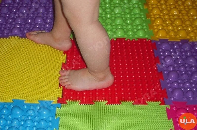 Дорожки в горошки. Дорожки в горошки. Выкладывание из фасоли. Фон зеленый горох. Резиновые дорожки для дачи.