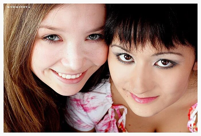 смотрит сестре под