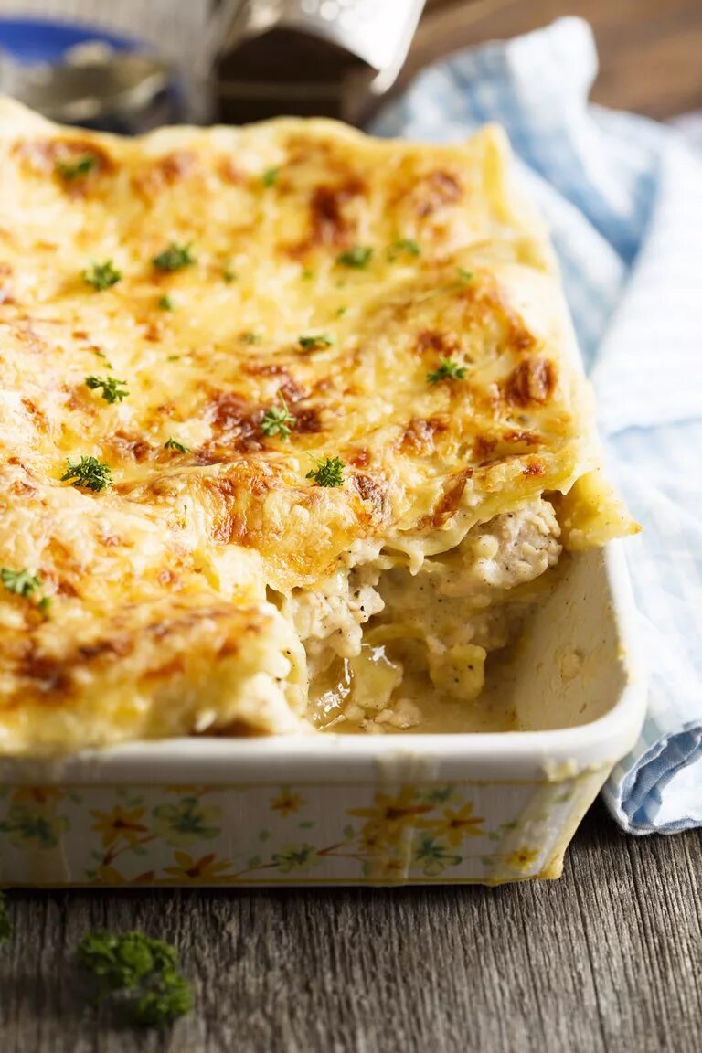 Лазанья из лаваша с соусом бешамель. Лазанья из лаваша с курицей. Лазанья с курицей. Куриная лазанья. Куриная лазанья.