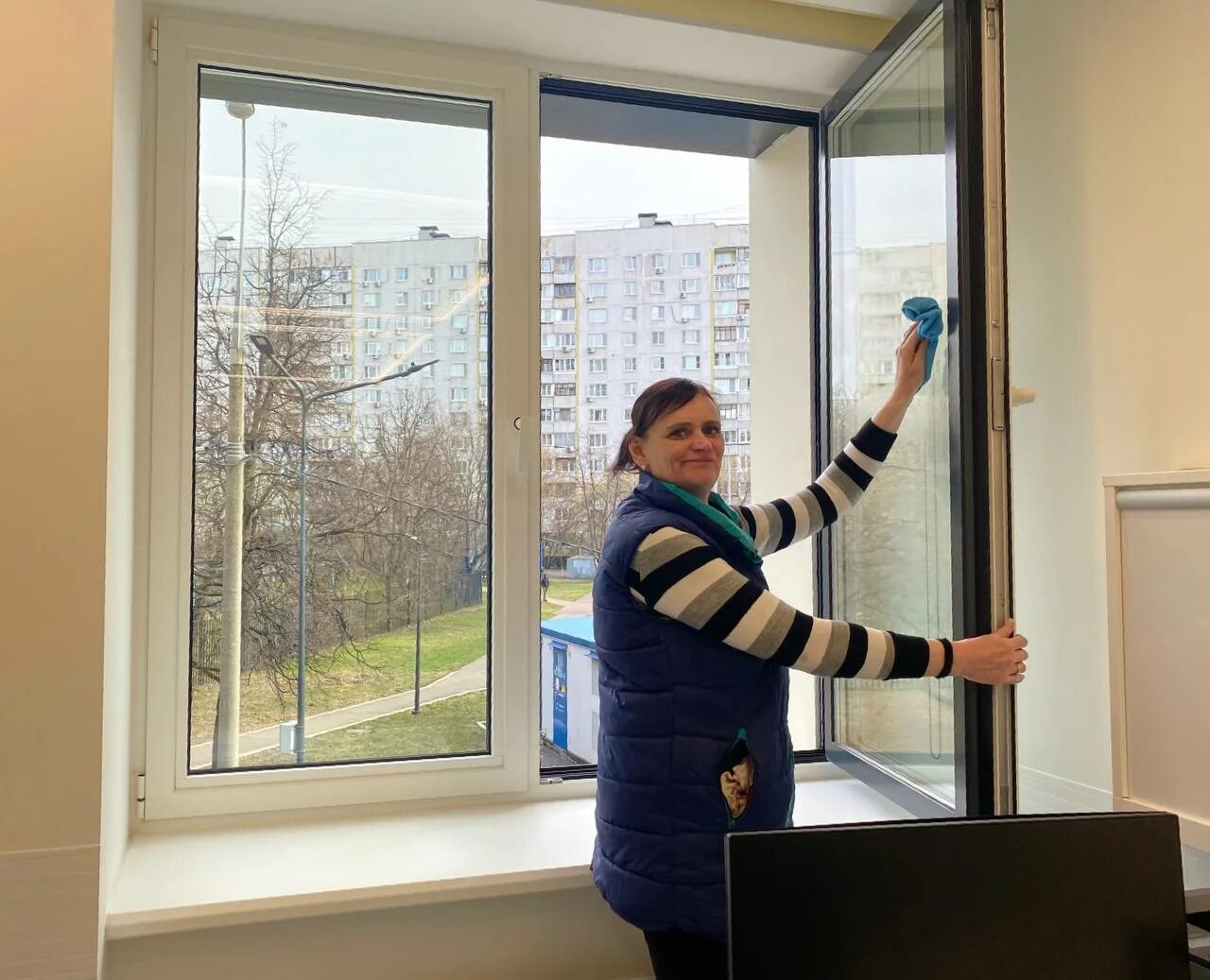 Санитарка моет окно. Знаешь почему в загсе не моют окна. В загсе не моют окна. Девушка моет окно. В загсе не моют окна.