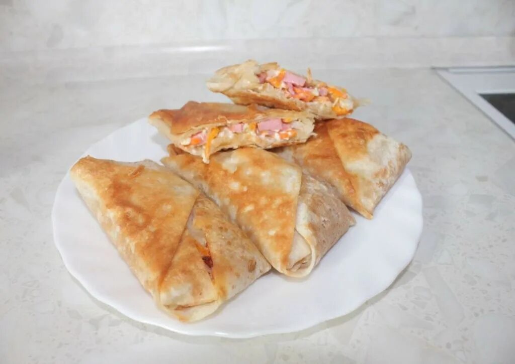 Конвертики с сыром и колбасой на сковороде