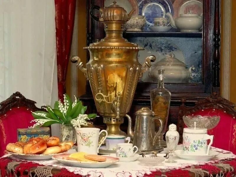 Чайный клуб в сокольниках. Самовар на столе. Места для чаепития в сокольнической роще назывались. Сервировка стола с самоваром. Рестораны с чайной церемонией в москве.