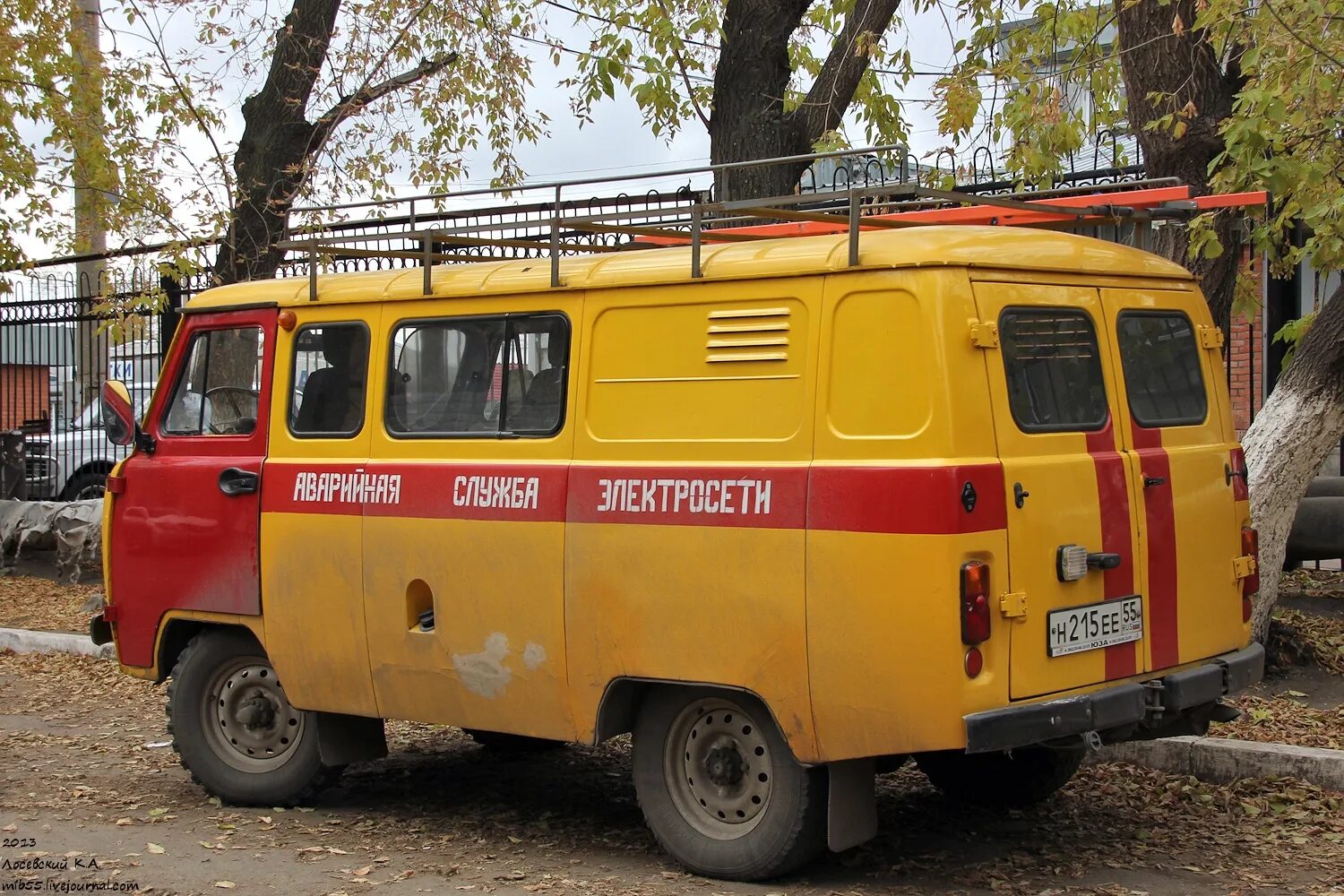 Авто аварийка. ГАЗ а32к23 аварийка. Аварийные машины у Энергетиков. Машина на аварийке. Аварийка Магнитогорск.