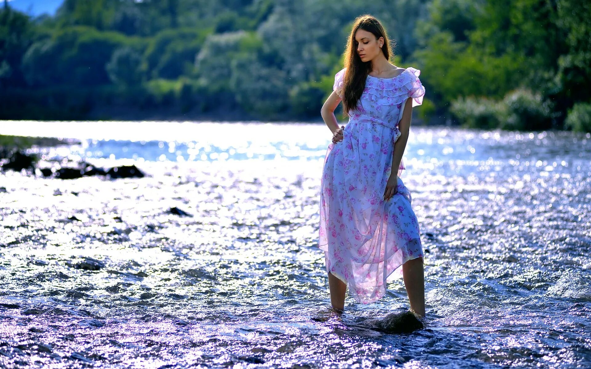 девушка выходит из воды. девушка в воде фотосессия. ольга бойко ангелина 2022. шатенка в дымке. девушки в воде в одежде.