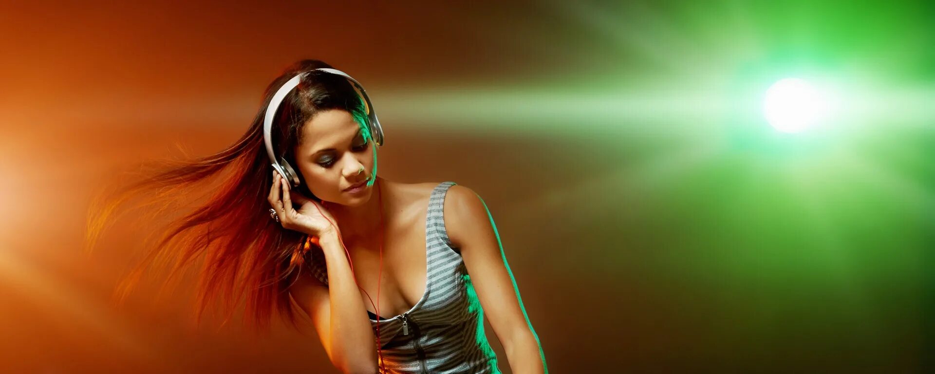 Дискотека 2024 ремиксы. Дискотека 2024 ремиксы. Дискотека 2024 ремиксы. Девушка с микрофоном. Дискотека 2024 ремиксы.