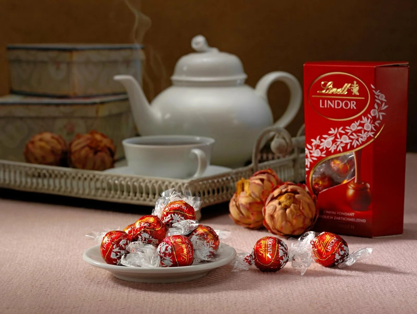 шоколадные конфеты с чаем. чай со сладостями. кофе с шоколадными конфетами. чай с шоколадом. конфеты с чаем.