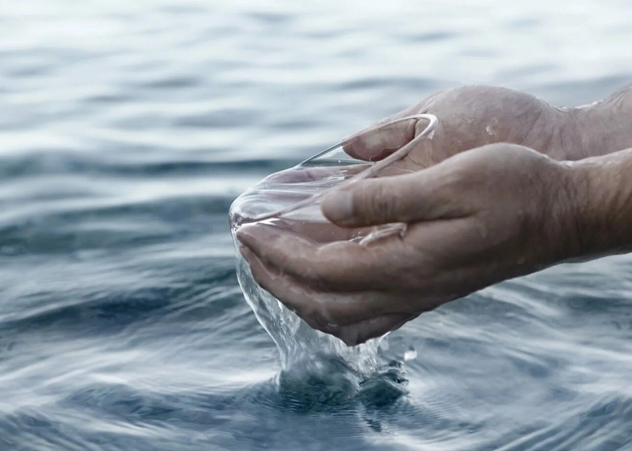 Охраны человеческой жизни на море. Вода в руках. Вода в ладонях. Вода и человек. Красивая рука в воде.