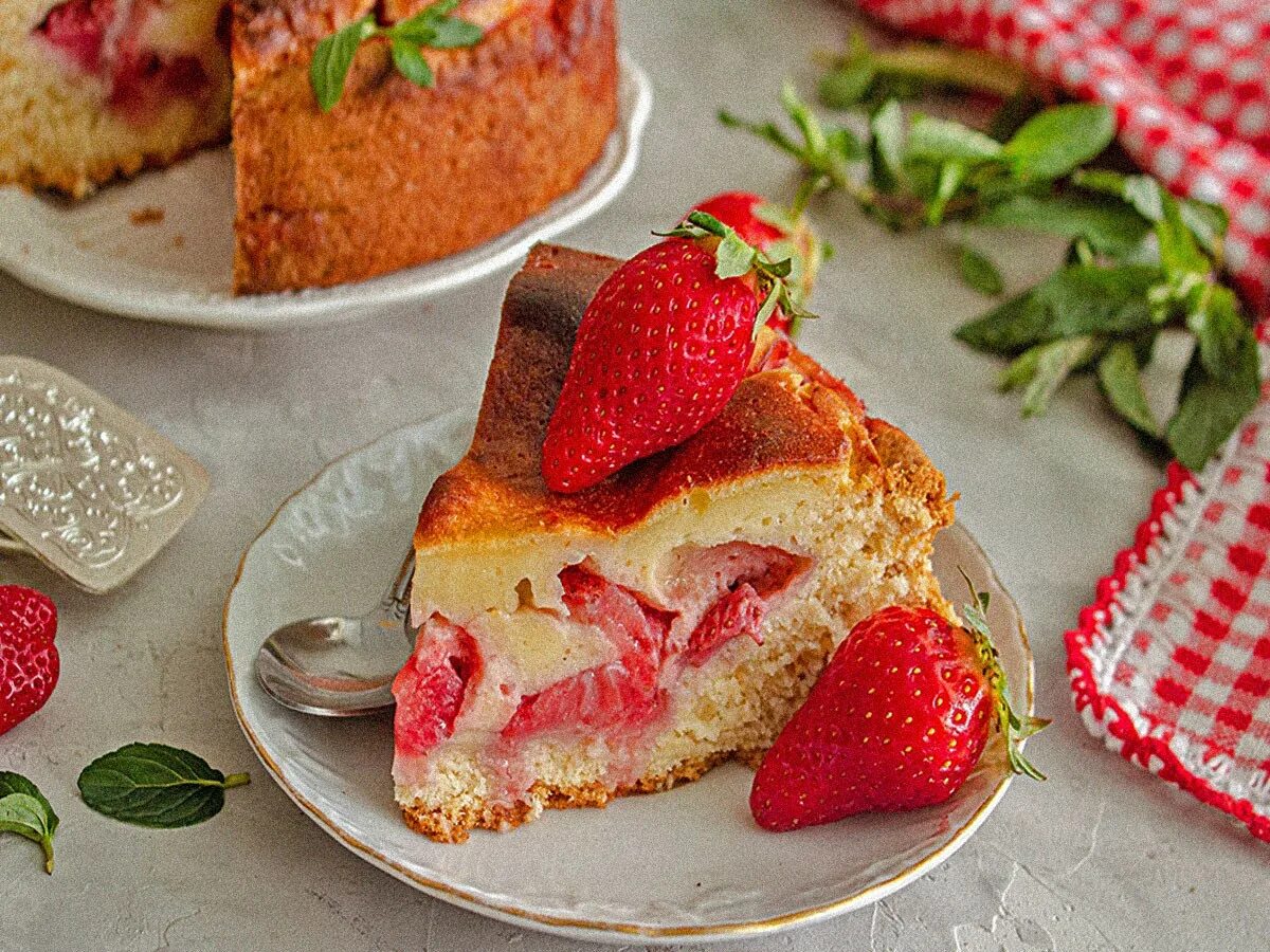 Выпечка с замороженной клубникой. Тирольский пирог с клубникой. Пирог с земляникой. Открытый пирог с клубникой. Клубничный заливной пирог.