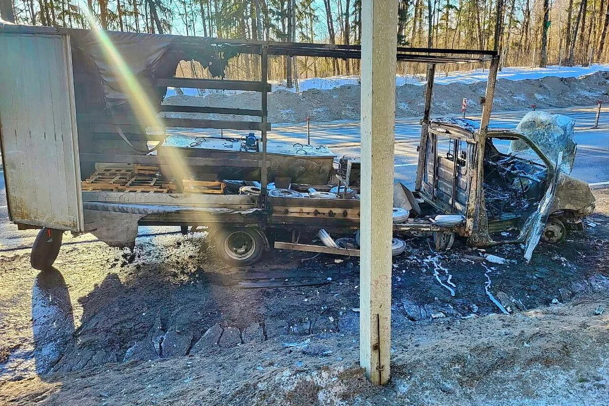 Украинские Грузовики сгорели. Сгорела машина в Кардымовском районе.